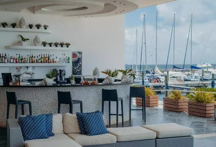 The Bannister Hotel & Yacht Club By Mint