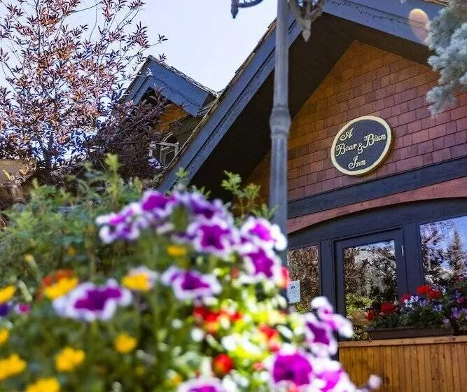 هاستل A Bear And Bison Country Inn