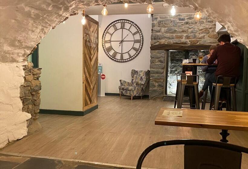 호스텔 The Golden Fleece Inn