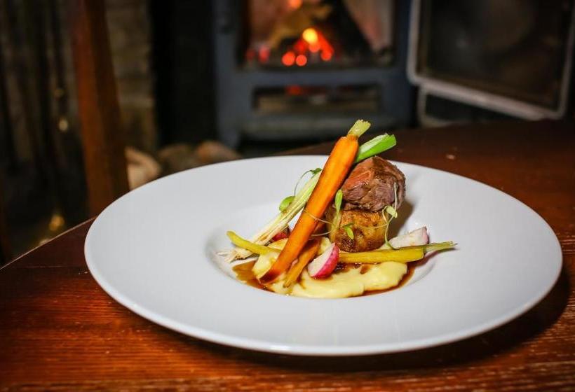 فندق صغير The Plough Inn & Restaurant