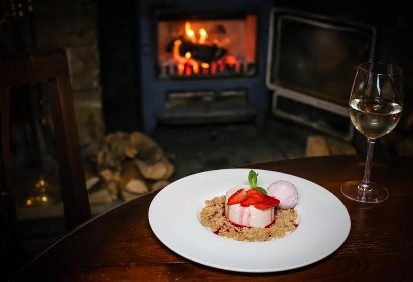 فندق صغير The Plough Inn & Restaurant