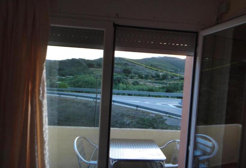 פנסיון Pensió Restaurant Llança