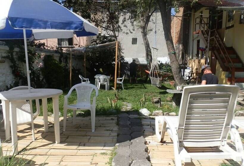 פנסיון Colonial House Inn