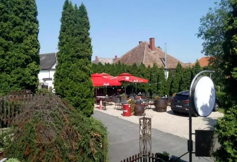 ペンション Fehérló Vendégház & Restaurant