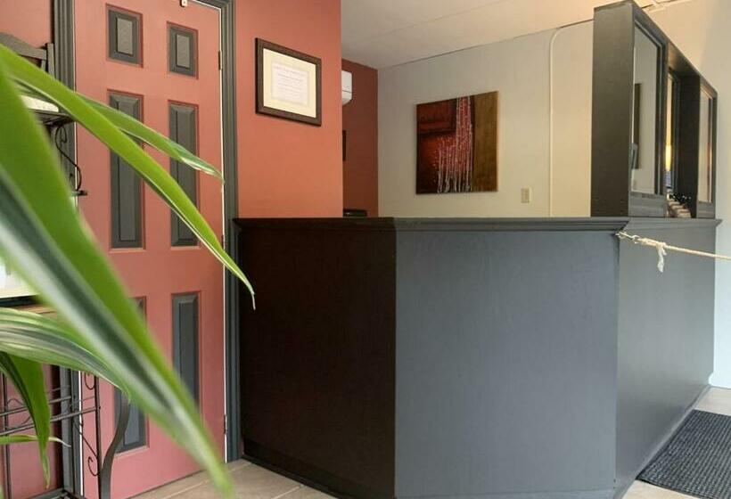 מוטל Bancroft Inn & Suites