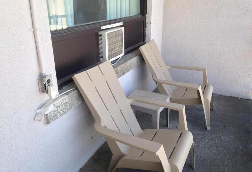 מוטל Bancroft Inn & Suites