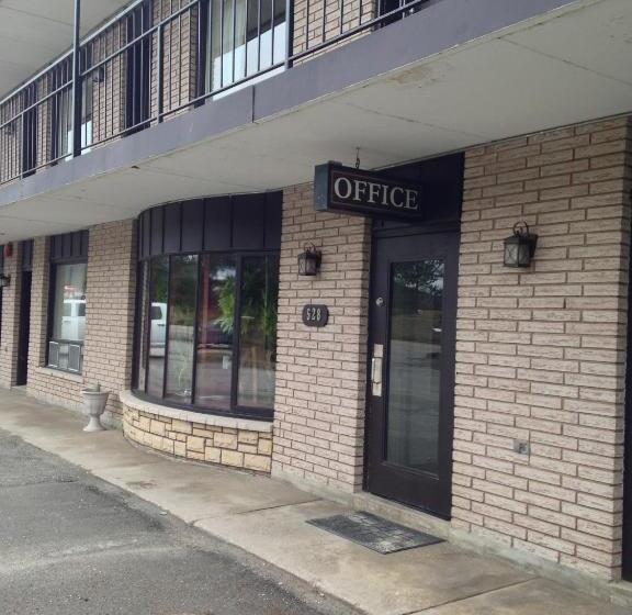 מוטל Bancroft Inn & Suites