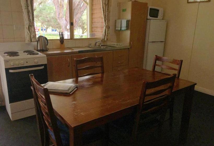 هتل Sunflowers Animal Farm & Farmstay