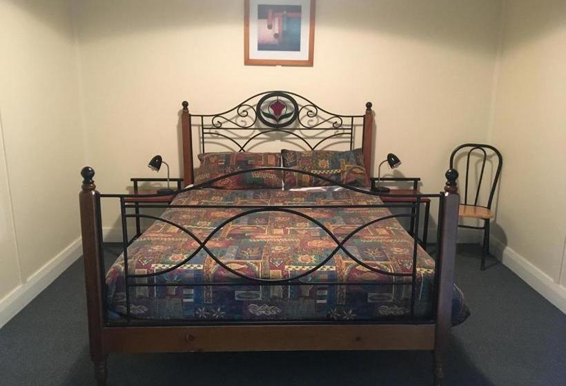 هتل Sunflowers Animal Farm & Farmstay