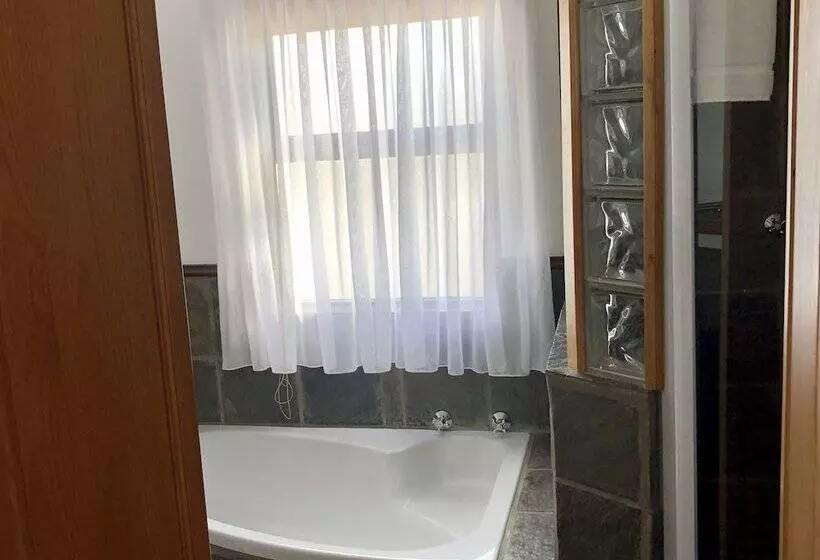 Majatalo Burrough Place