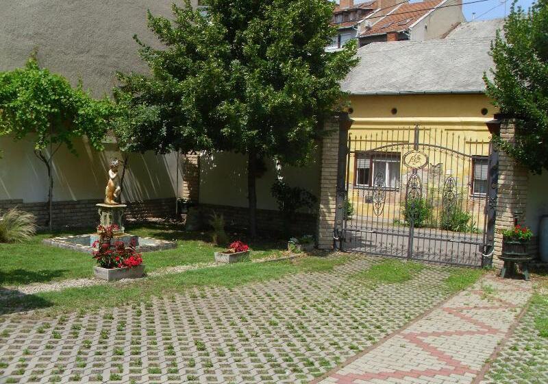 بنسيون Barokk Antik Guest Hause