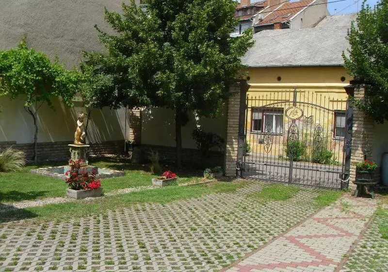 پانسیون Barokk Antik Guest Hause
