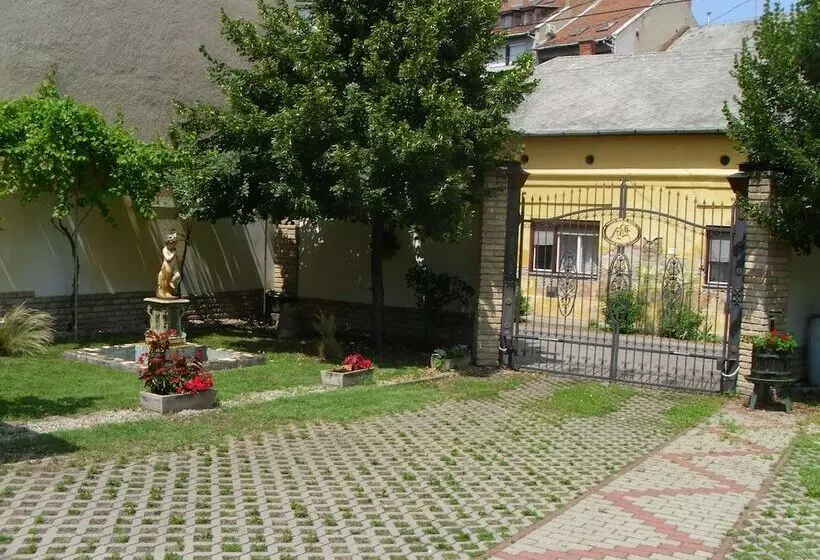 پانسیون Barokk Antik Guest Hause