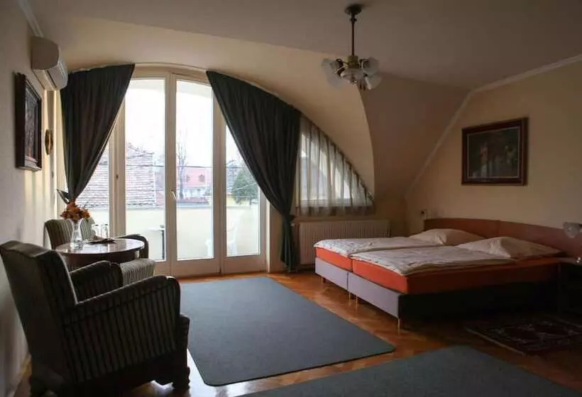 پانسیون Barokk Antik Guest Hause