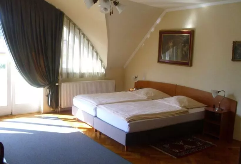 پانسیون Barokk Antik Guest Hause