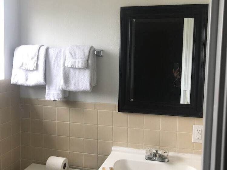 Ventura Beach House Motel