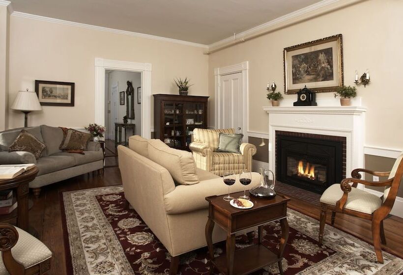 فندق صغير The Inn At Cape Cod