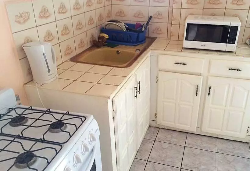 هاستل Golden Arrow Inn