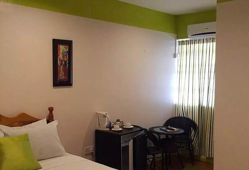 هاستل Golden Arrow Inn