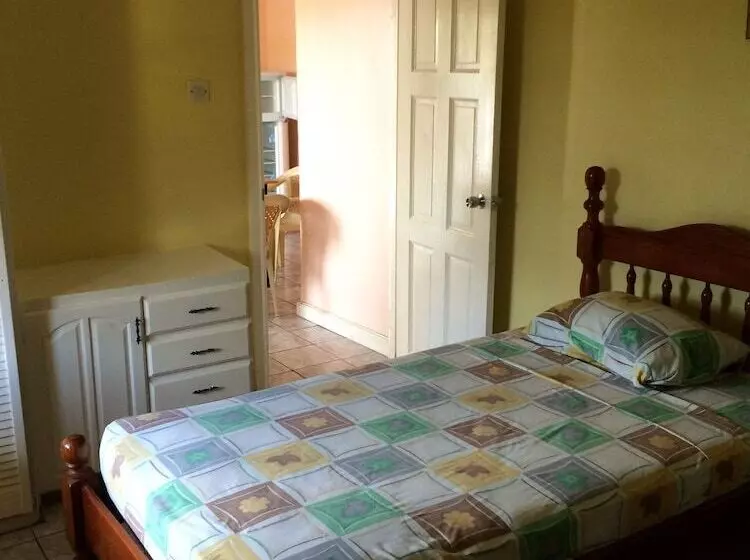 هاستل Golden Arrow Inn