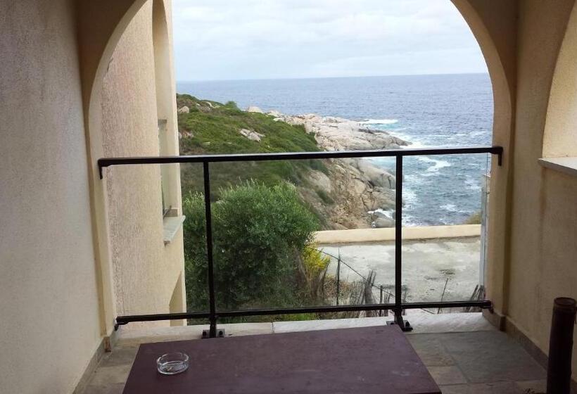 بنسيون Castelia