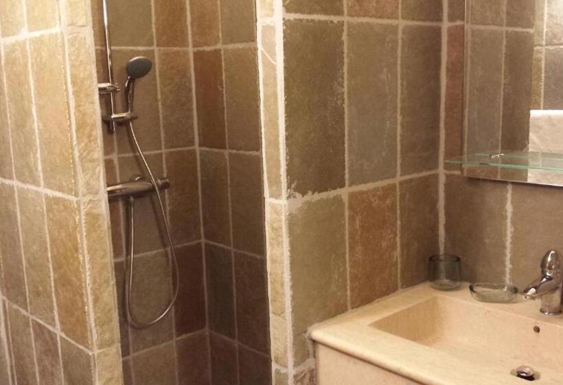 بنسيون Castelia