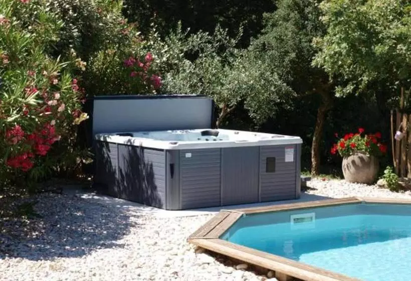 Majatalo La Mouchelière