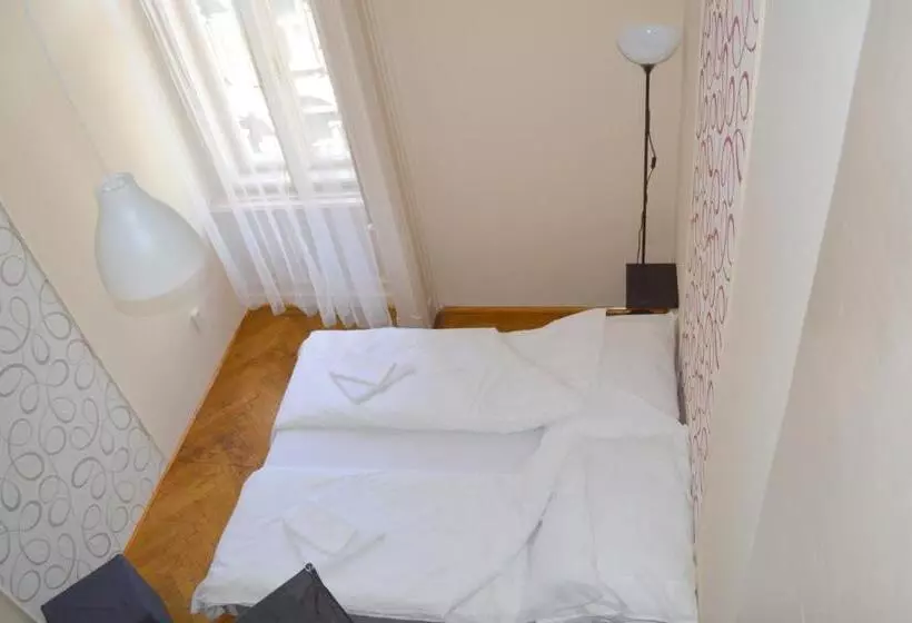 Majatalo Synagogue Central Guest House