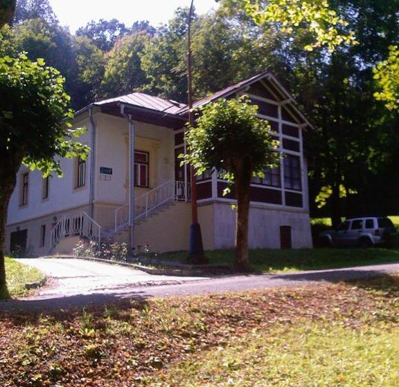 פנסיון Villa Zora