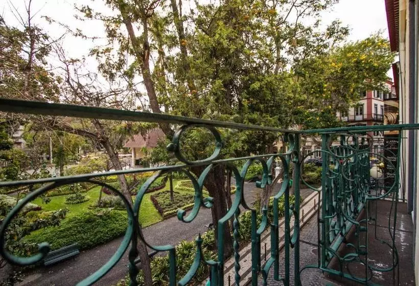 The Wine Lodges By An Island Apart