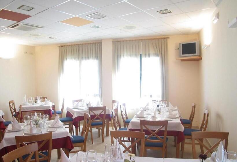 بنسيون Hostal Ciudad De Cáparra