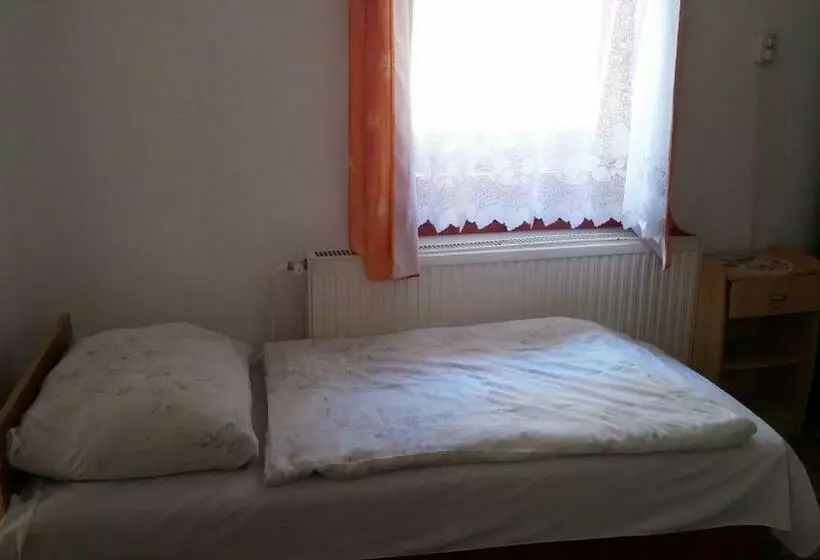 Majatalo Zách Klára Utcai Apartman