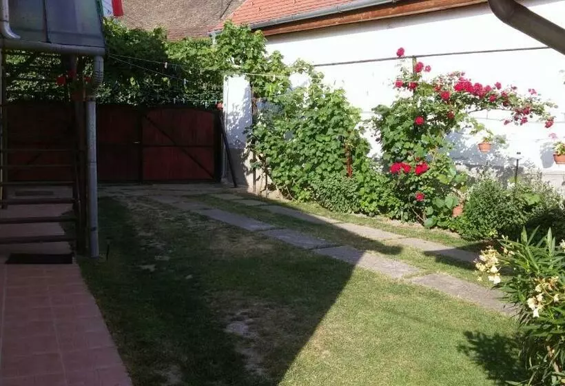 Majatalo Zách Klára Utcai Apartman