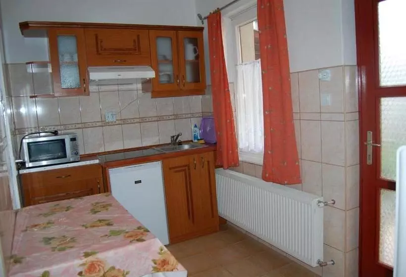 Majatalo Zách Klára Utcai Apartman