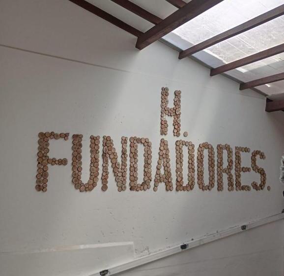 پانسیون Hostal Famihotel Fundadores