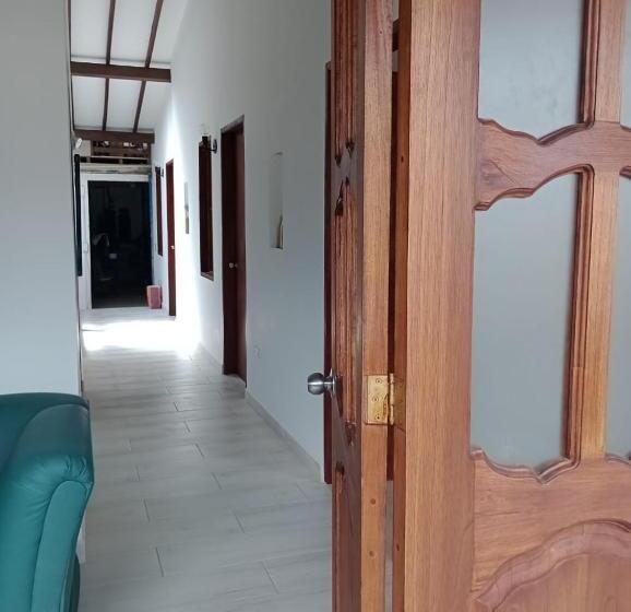 پانسیون Hostal Famihotel Fundadores