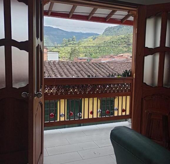 پانسیون Hostal Famihotel Fundadores