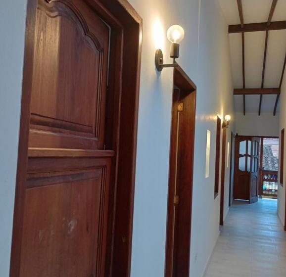 پانسیون Hostal Famihotel Fundadores