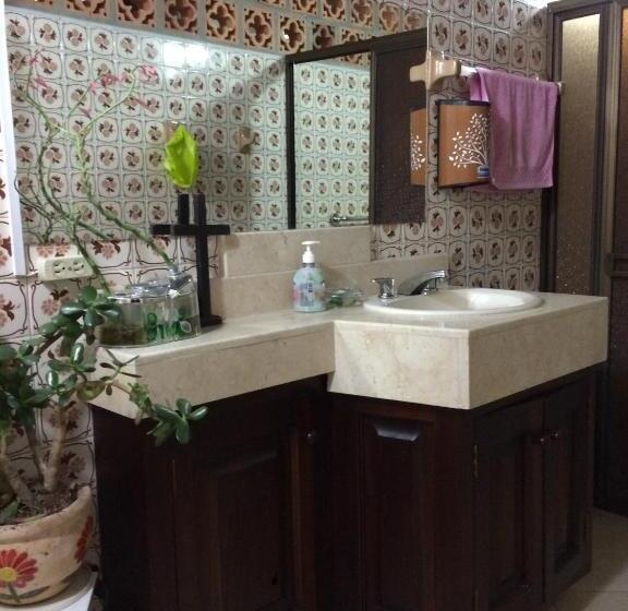 پانسیون Hostal Famihotel Fundadores