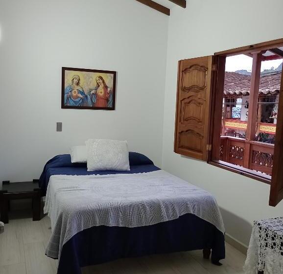 پانسیون Hostal Famihotel Fundadores