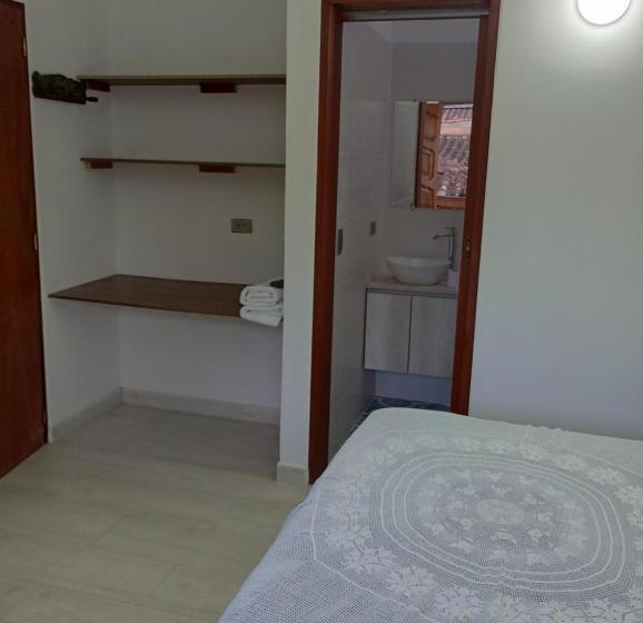 پانسیون Hostal Famihotel Fundadores