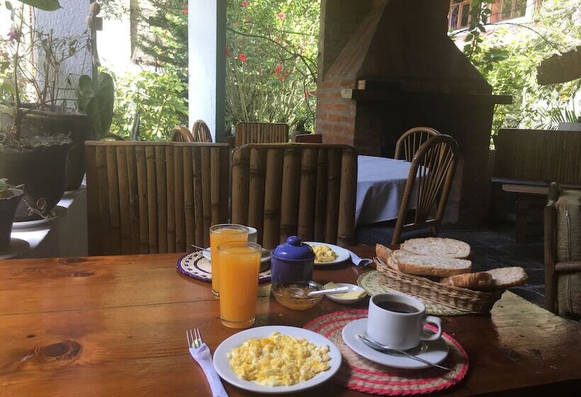 膳宿费 La Petite Auberge Hostel