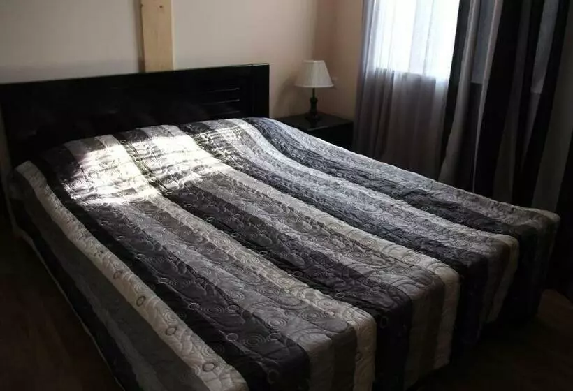پانسیون Lomari S Guest House