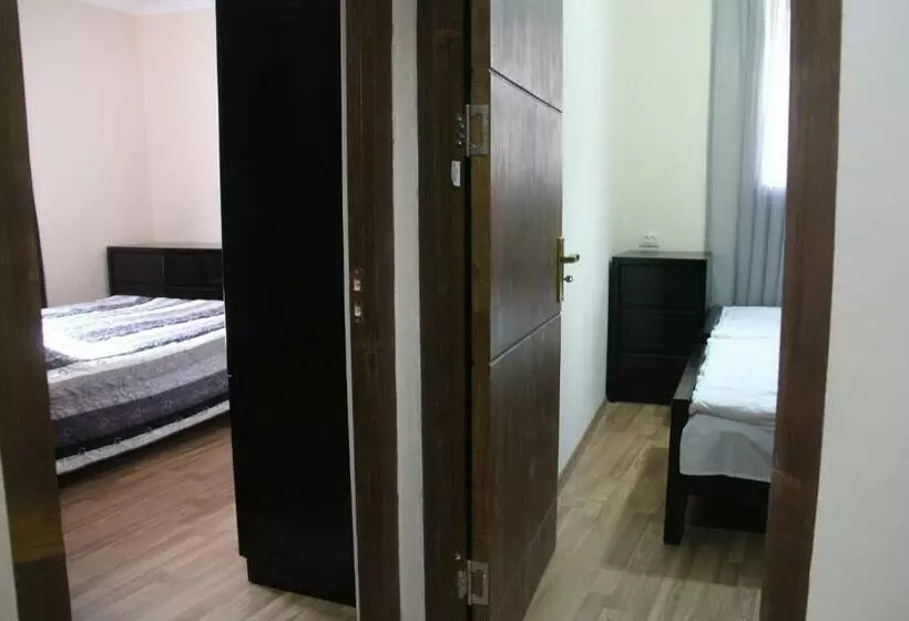 پانسیون Lomari S Guest House