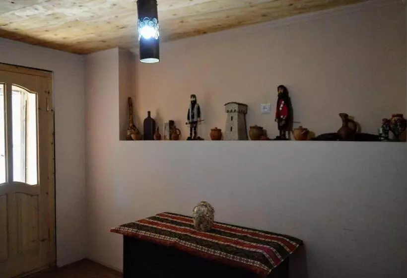 پانسیون Lomari S Guest House