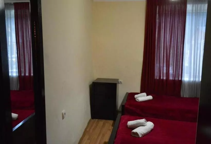 پانسیون Lomari S Guest House