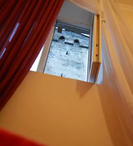 پانسیون Lomari S Guest House