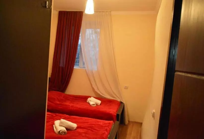 پانسیون Lomari S Guest House