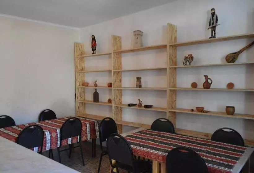 پانسیون Lomari S Guest House
