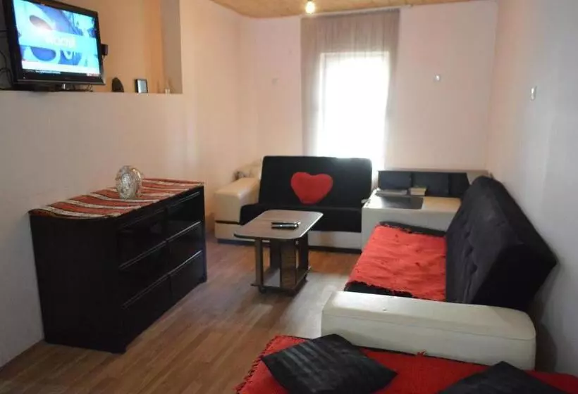 پانسیون Lomari S Guest House